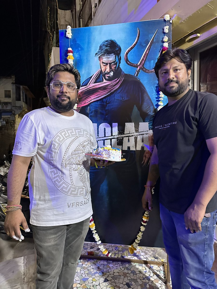 vijaymatter's tweet photo. जोधपुर। अजय देवगन फैंस क्लब जोधपुर द्वारा सुपरस्टार अजय देवगन का जन्मदिन आज पूरा मौहल्ला में बड़े ही धूमधाम से केक काटकर और आतिशबाजी कर मनाया गया। अजय देवगन फैंस क्लब जोधपुर के विजय मत्तर "इनका जन्मदिन जोधपुर में ही इनके सभी फैंस ने मिलकर पुरा मौहल्ला में उत्साह के साथ मनाया। https://t.co/dl2p54dHI3