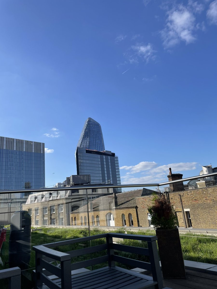 __Emily__96's tweet photo. Great way to relax and spend the afternoon after the @LLHalf at @HiltonBankside https://t.co/7hSN6bucln