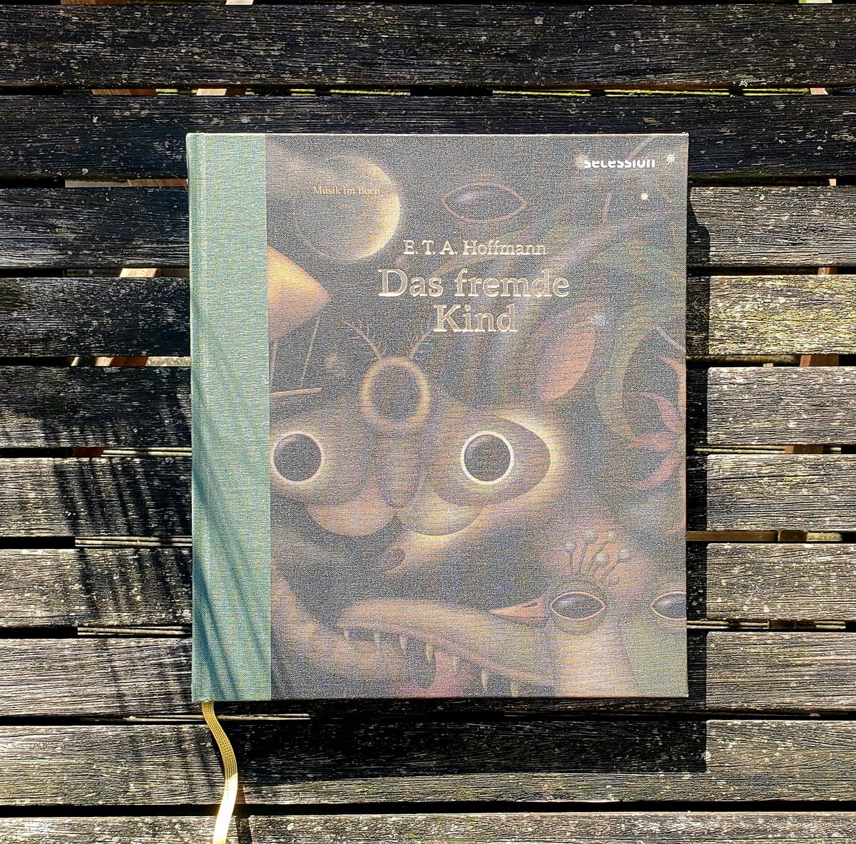 Zum heutigen #Weltkinderbuchtag empfehlen wir diese wunderschöne Ausgabe von Hoffmanns "Das fremde Kind" (@SecessionVerlag) mit zauberhaften Illustrationen von Katina Peeva. Via QR-Code im Buch kann man auch musikalisch in die märchenhafte Welt des fremden Kindes eintauchen✨️🎶