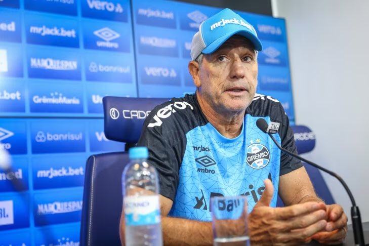 futebol_info's tweet photo. Renato Gaúcho, sobre Ancelotti na Seleção Brasileira:

"Não vou me meter, isso fica a cargo da CBF. Só acho que temos bons treinadores no Brasil. Não à toa conquistamos os maiores títulos."

🗞 @OGlobo_Esportes | @diogodantas 
📸 Lucas Uebel https://t.co/cTWtXMxgDe