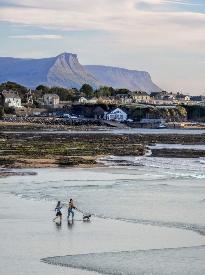 Beaches in Ireland are just something else. A saunter along the sand with Sligo's Benbulben lurking in the distance! Ireland 🇮🇪
📸 John Carver via Ireland's Content Pool