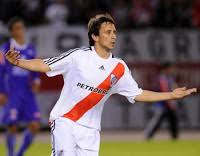 Miren este datazo. Casi 14 años pasaron:
30-4-09:  Fue el ultimo #River por Libertadores sin #Gallardo como DT.
3-0 al San Martin de Porres peruano  en el Monumental. Goles de Bou, Sambueza y Barrado (foto).
Afuera en primera ronda. Gorosito DT. 
#RiverPlate