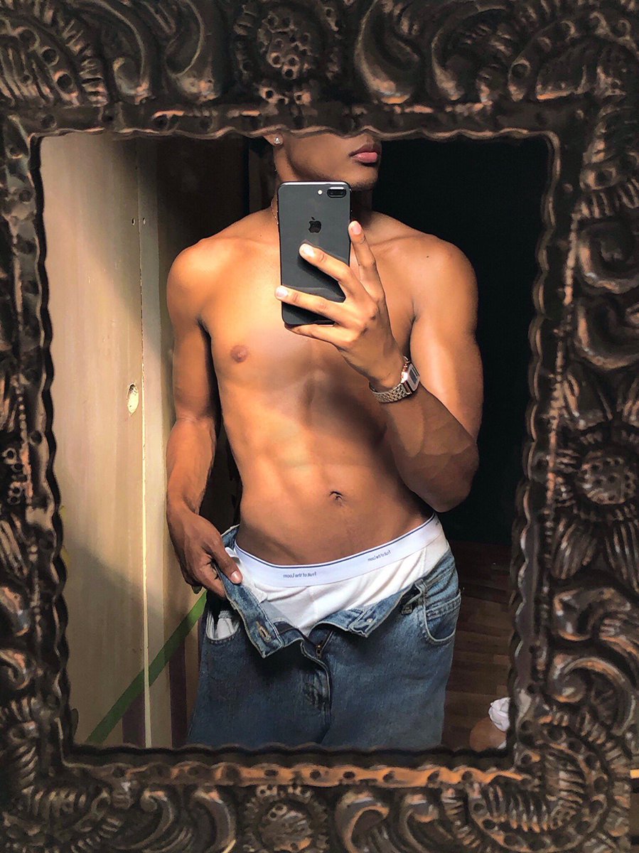 samiiruiz_'s tweet photo. Sexy mirror photos 😏 #men #boy #onlyfansbabe #Onlyfanslatinoamerica #aesthetic #black https://t.co/F8lDT6Gi35