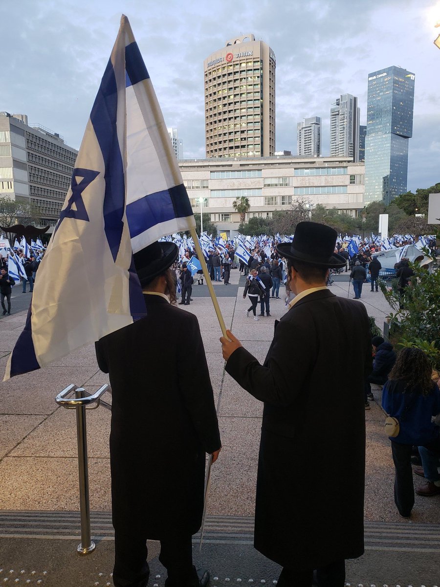 thesluis's tweet image. Afgelopen dagen zijn vele heilige huisjes omver geschopt. Strict-orthodoxen met Israëlische vlaggen, lgtb die voor juridische hervorming zijn, linkse demonstranten met Palestijnse vlaggen en luchtmacht-reservisten die dienst weigeren om politieke redenen. 
#onlyinIsrael