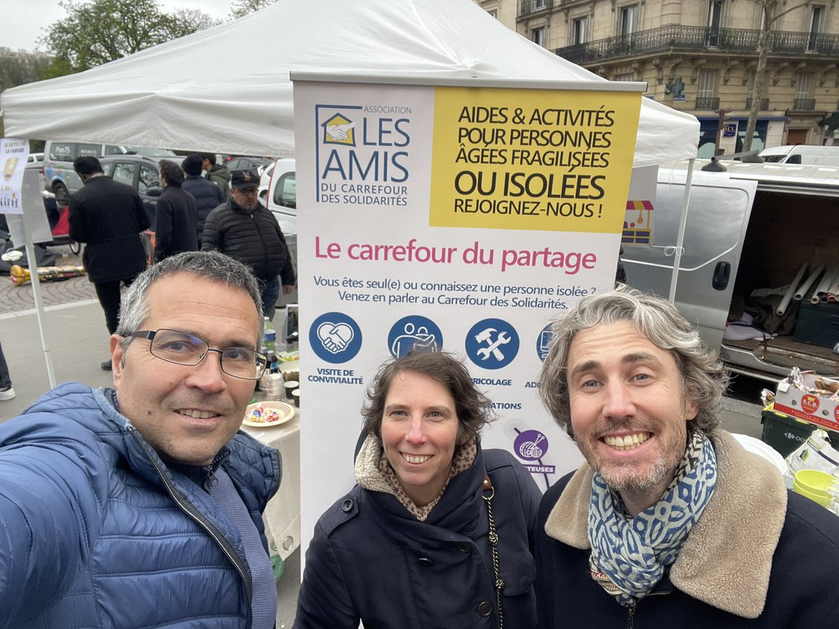 Fr_Bechieau's tweet photo. Agréables rencontres avec des #associations au vide-grenier du Carrefour des Solidarités de la Fondation @MaisonDesChamps. Plaisir de découvrir et écouter la fanfare @MouetteetCharb devant la mairie du #19e. #ESATLaMontagne 
#SolidUp #Paris #Paris19 @MdCA75019 @Paris19e https://t.co/R7llpZiFgE