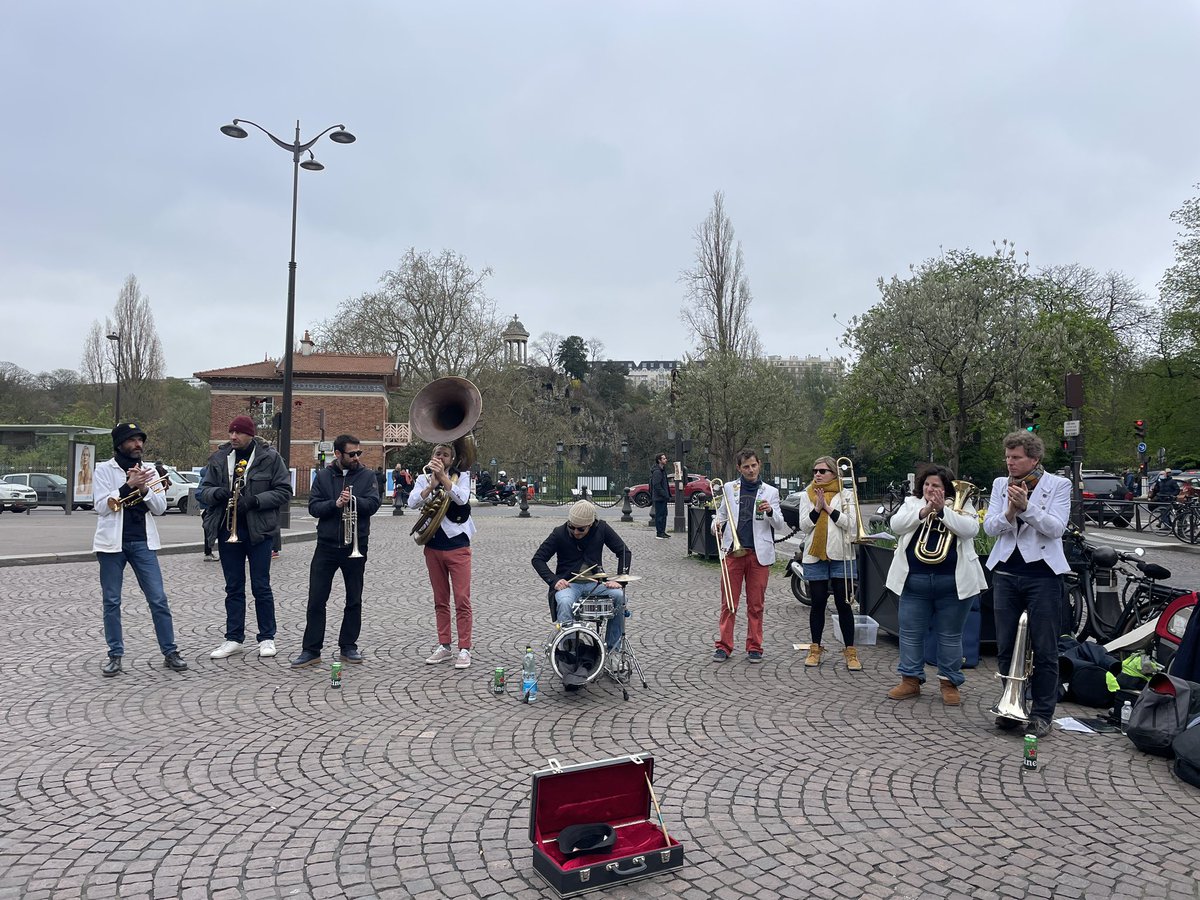 Fr_Bechieau's tweet photo. Agréables rencontres avec des #associations au vide-grenier du Carrefour des Solidarités de la Fondation @MaisonDesChamps. Plaisir de découvrir et écouter la fanfare @MouetteetCharb devant la mairie du #19e. #ESATLaMontagne 
#SolidUp #Paris #Paris19 @MdCA75019 @Paris19e https://t.co/R7llpZiFgE
