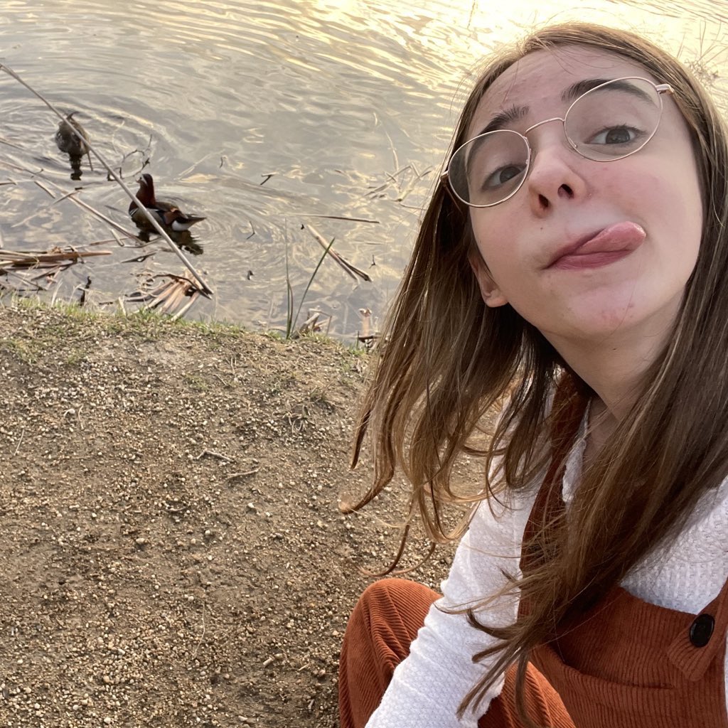 lcgangrrcts's tweet photo. holaa, soy lauraa!! llevo leyendo a joana desde 2021, mis libros favoritos siempre serán etereo &amp; sempiterno, y mis personajes favoritos vic y aiden!! no hablo mucho de joana, pero dicen que soy buena gente, así que aquí estoy!!  #IntegracionTresista @joanamarcusx 💓 https://t.co/VOaK9YDNs6