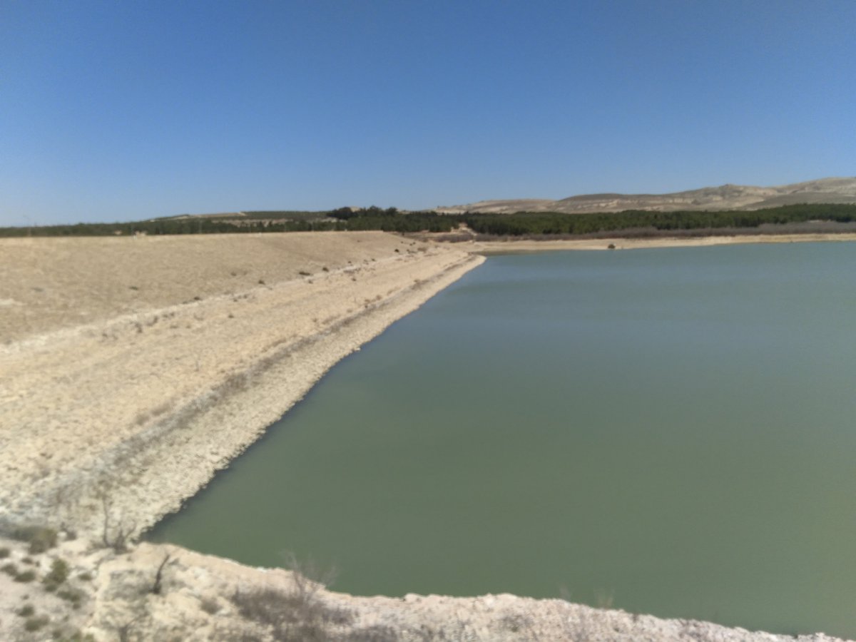 IssamTouhami11's tweet photo. Tunisia is experiencing a sniffing water crisis because of low rainfall and a prolonged drought for more than four years.
#Siliana dam
#drought 
#climate change https://t.co/XxL2xh7fLf