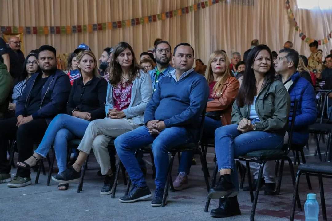LuisFedericoM's tweet photo. ➡ En la jornada de ayer, acompañado por la secretaria de Culturas de la provincia @pini_herrera, participamos del segundo Encuentro Provincial de Artesanos y Artesanas que se realizó en #Malanzán.
#EncuentroProvincialDeArtesanos
#MunicipalidadJFQ
@QuintelaRicardo
@GobDeLaRioja https://t.co/i7PpnuTzDo