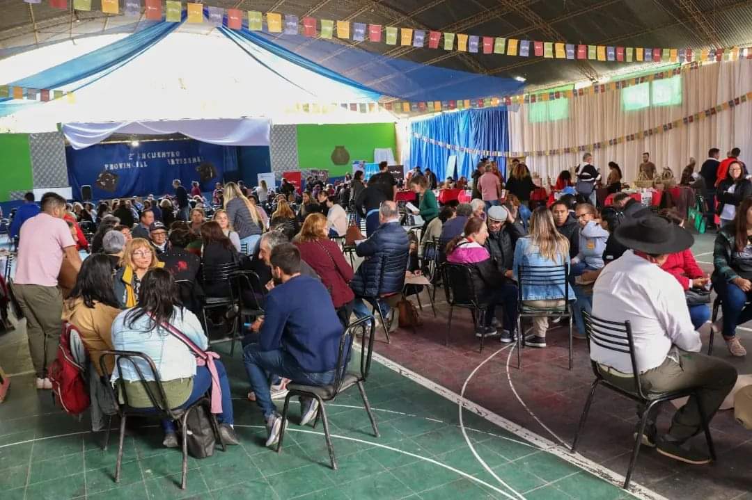 LuisFedericoM's tweet photo. 🗣 Nuestro Departamento Juan Facundo Quiroga fue sede de este encuentro artesanal que reunió a hacedores y hacedoras de toda la provincia, quienes fueron los protagonistas tras compartir diálogos y experiencias sobre este oficio creativo y cultural. https://t.co/YscCJS9L39