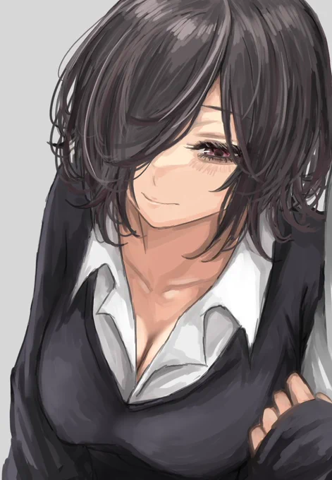 二人きりになるとさりげなくシャツのボタンを少し外す 