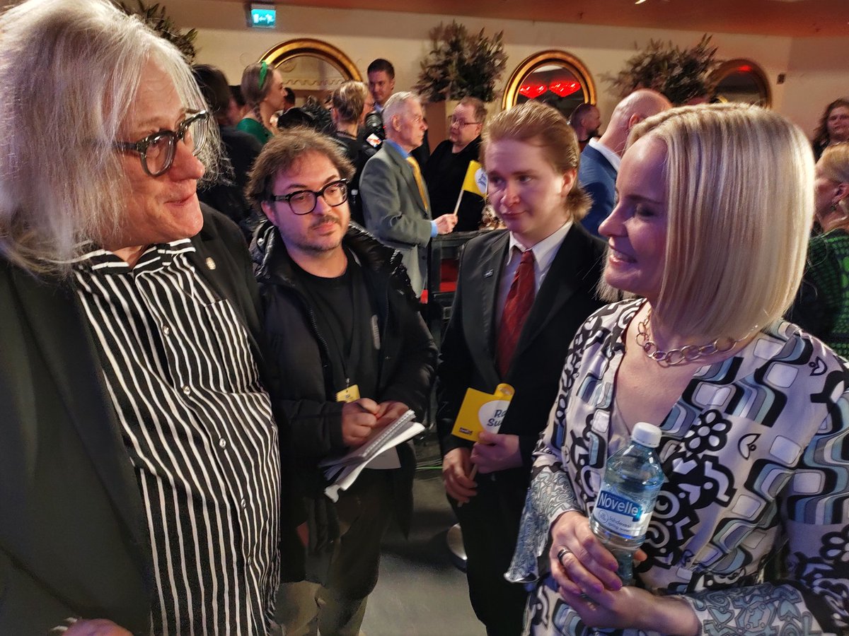 kaiarilundell's tweet photo. Boyz and girlz - Riikka tuli kannattajiensa luo. Hurmos 🇫🇮
#ApolloClub #eduskuntavaalit #perussuomalaiset #Vantaa #Uusimaa https://t.co/x7ntri1JgZ
