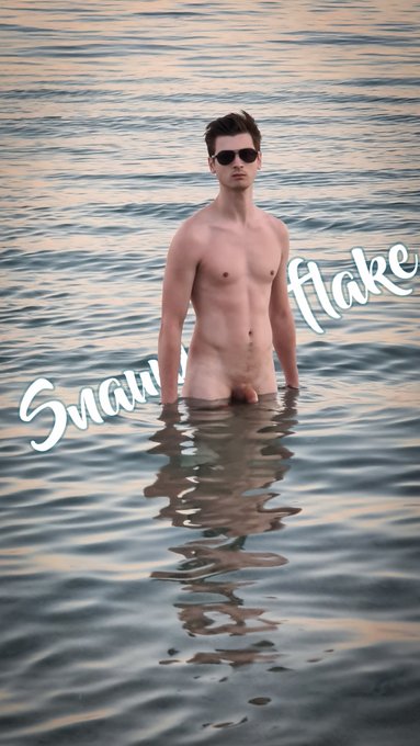 Viens me rejoindre dans l'eau, elle est bonne ! J'ai une surprise pour toi si tu ouvres grand la bouche<a href="/tag/maqueue"class="tags"><span>#maqueue</span></a>