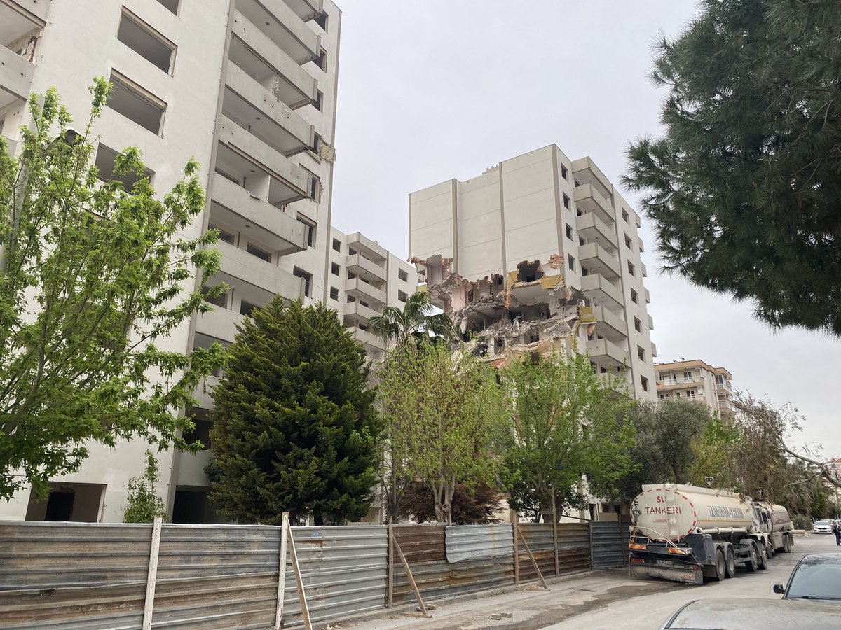 BurcuKarako12's tweet photo. İzmir-Bayraklı şehit polis Fethi Sekin ilkokulu karşısındaki 11er katlı 3 blok, yaz tatili döneminde yıkılsın diye yaptığımız yazılı taleplere rağmen okul döneminde yıkılıyor! Üstelik ortasından yıkılıyor! Duy bizi artık!! @bayraklibld  @SerdarSandal @izmirbld  @tuncsoyer https://t.co/CdUeUZKYJp