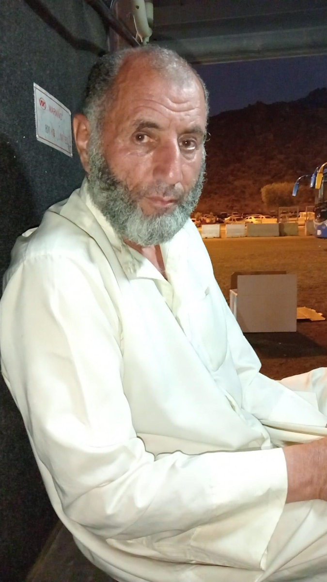 🔴 ساعدونا ولو بالنشـر الحج ده بيقول أن اسمه رفعت ومن مصر ومش عارف جه السعوديه ازي ولا عارف مكان سكنه وهو حاليا في الحرم المكي