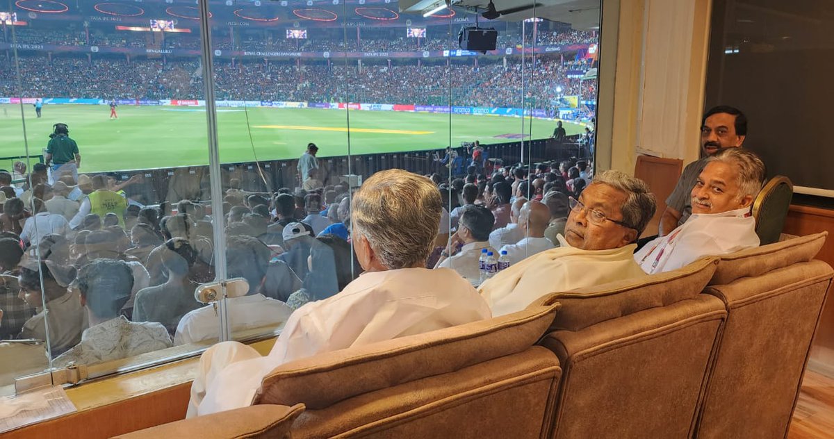 siddaramaiah's tweet photo. ಕ್ರಿಕೆಟ್ ನನ್ನ ಇಷ್ಟದ ಆಟ,
ಆರ್‌ಸಿಬಿ ನನ್ನ ಹೆಮ್ಮೆಯ ತಂಡ..

ನನ್ನಂತಹ ಕೋಟ್ಯಂತರ ಅಭಿಮಾನಿಗಳ ಹಾರೈಕೆ ಆರ್.ಸಿ.ಬಿ ಹುಡುಗರ ಜೊತೆಗಿದೆ..

ಇಂದಲ್ಲ ನಾಳೆ ನಮ್ಮವರೂ ಕಪ್ ಗೆಲ್ಲುತ್ತಾರೆ ಎಂಬ ವಿಶ್ವಾಸ ನನಗಿದೆ.

ಓರ್ವ ಕನ್ನಡಿಗನಾಗಿ ನನ್ನ ಬೆಂಬಲ‌ ಯಾವಾಗಲೂ ನಮ್ಮ ಆರ್‌ಸಿಬಿಗೆ.
@RCBTweets #RCBvMI https://t.co/KgCOrbsNle