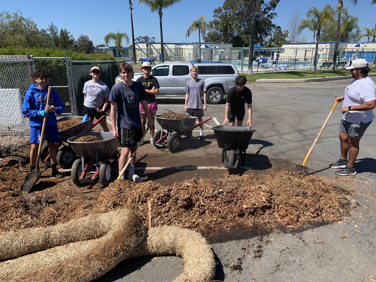 Thank you to the Grossmont High Boys Lacrosse team for volunteering their time to help clean up the La Mesa Community Garden!

@ghsboyslax #community #lamesaca #lamesaparks #Hillers @guhsdofficial