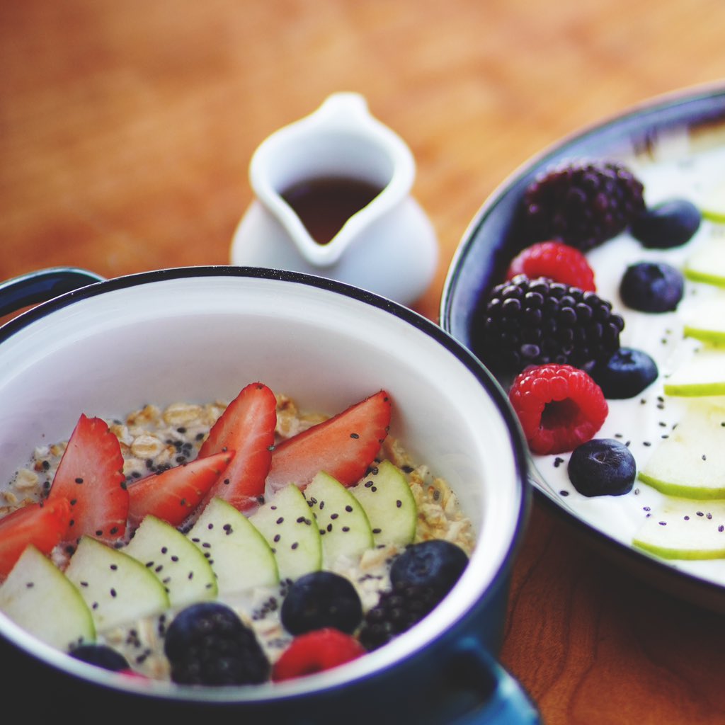 cafe_four's tweet photo. Start your day off right with a warm bowl of hot oats and fresh fruit in a bowl. ابدأ يومك بشكل صحيح مع وعاء دافئ من الشوفان الساخن والفواكه الطازجة في وعاء. https://t.co/sqa6zG0aUo