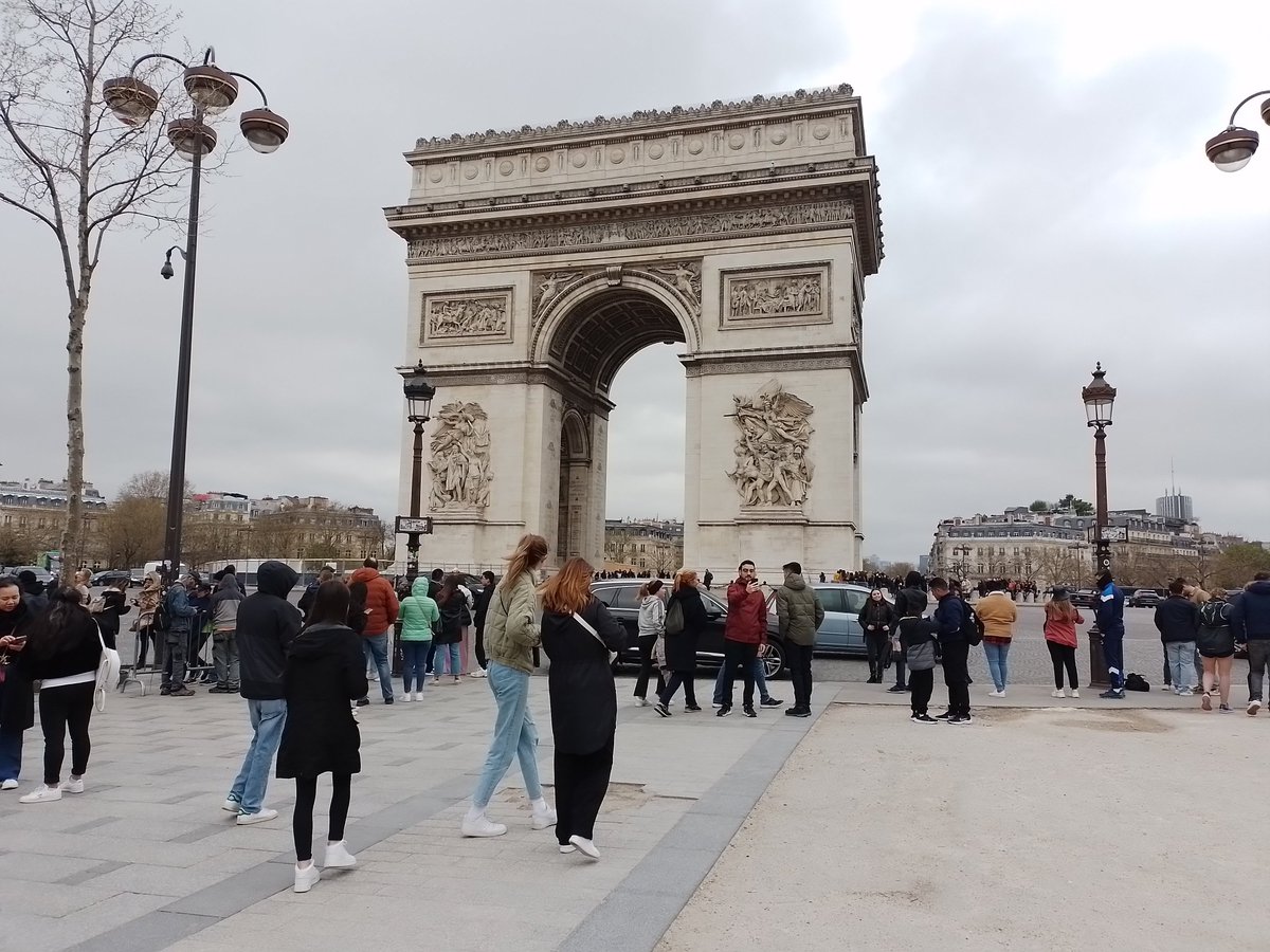 MisbourneMFL's tweet photo. After a bit of shopping, we finally made it to the Arc de Triomphe. https://t.co/dyVznE1SFW