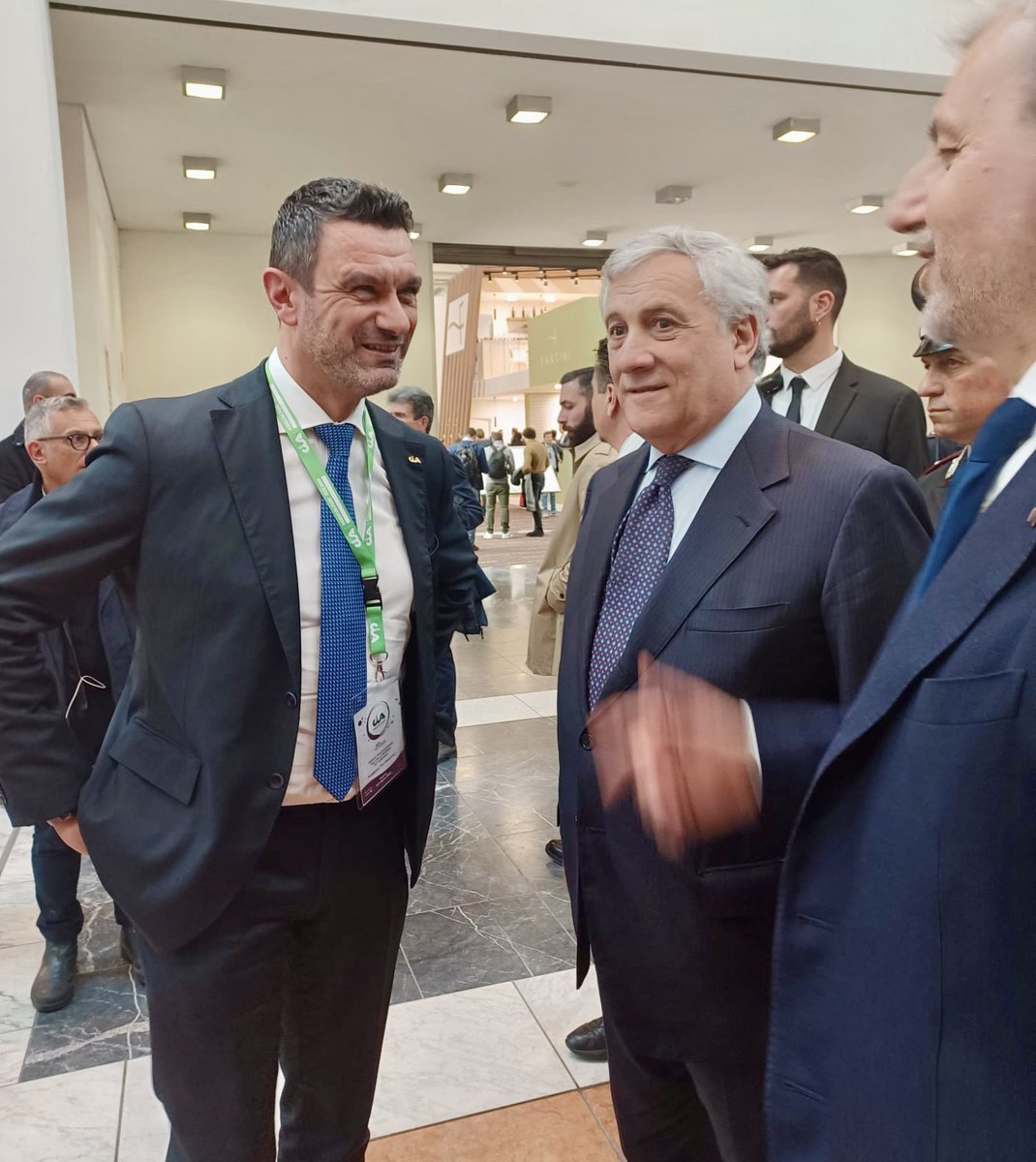 Fare #squadra nel segno della #qualità 🔝
Allo stand di #Cia l’incontro con le #istituzioni <a href="/FrancescoLollo1/">Francesco Lollobrigida 🇮🇹</a> <a href="/Antonio_Tajani/">Antonio Tajani</a> per ribadire che gli #agricoltori sono al centro del @VinitalyTasting 👨🏻‍🌾🍷
Leggi di più ➡️ bit.ly/3K3S398