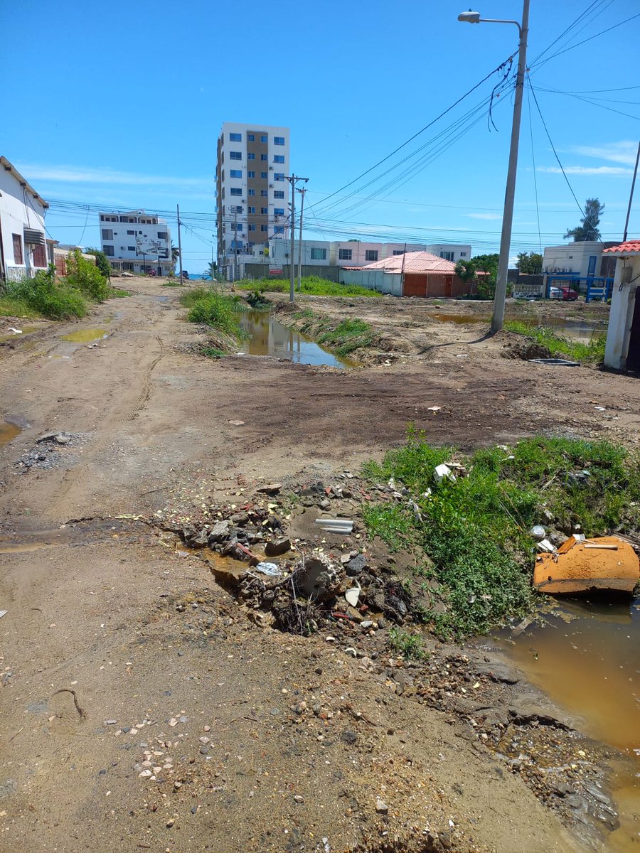 ALANDMOLESTINAM's tweet photo. La Milina convertida en un gran pozo de lodo y basura.  Al menos, limpien canal de agua estancada.  Mosquitos e insalubridad. @AlcaldiaSalinas @Daniel61sneros https://t.co/3DOKv7OtbQ
