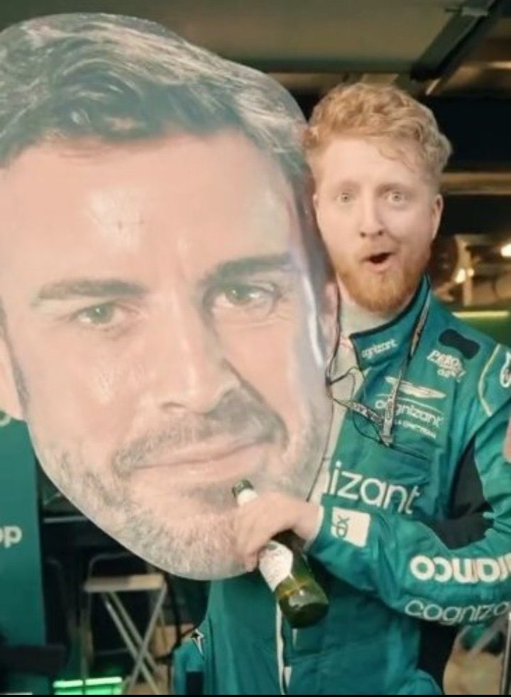 Albertdw98's tweet photo. Llamamiento para endiosar a Matt Watson en Montmeló. Que se entere el propio zanahorio en junio que es la segunda persona más querida de España, sólo por detrás de Fernando Alonso. https://t.co/oiaqp29F2e