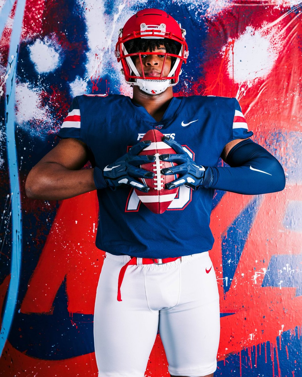 umarrockhead's tweet photo. Enjoyed a great visit this past Friday to @LibertyFootball !! Thank you for the invite and hospitality!! @CoachChadwell @coachbilldurkin @coachcarter63 @jenntull @ToCreek https://t.co/c2bkQEdLDW