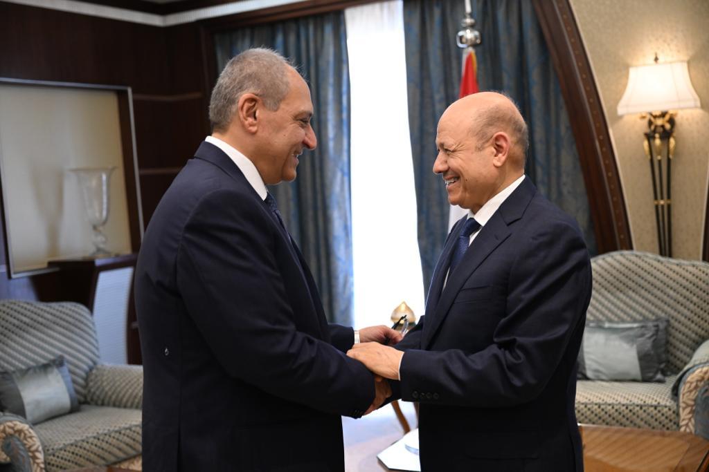 EgyptEmbYemen's tweet photo. حظي السفير/ أحمد فاروق، سفير جمهورية مصر العربية لدى الجمهورية اليمنية بلقاء فخامة الدكتور/ رشاد العليمي، رئيس مجلس القيادة الرئاسي.
شكل اللقاء فرصة للتأكيد على متانة العلاقات بين البلدين الشقيقين واستمرار دعم مصر  لليمن الشقيق حكومة وشعبًا والترحيب بكافة اليمنيين في بلدهم مصر. https://t.co/rILOZzbsUD