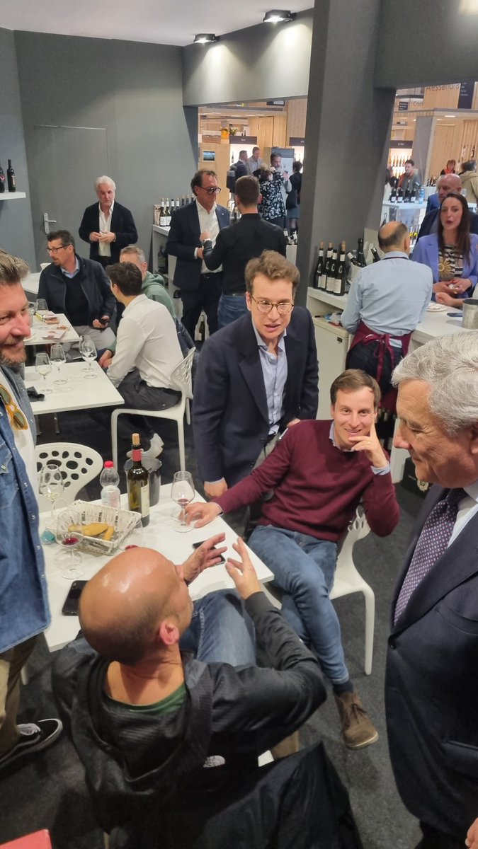 Antonio_Tajani's tweet photo. Durante la mia visita al @VinitalyTasting sono passato a salutare alcuni amici viticultori del #FriuliVeneziaGiulia. Ne ho approfittato anche per augurare loro buon voto, le elezioni regionali di oggi e domani sono fondamentali per dare continuità al lavoro del governo di CDX. https://t.co/052PFWyu7Z