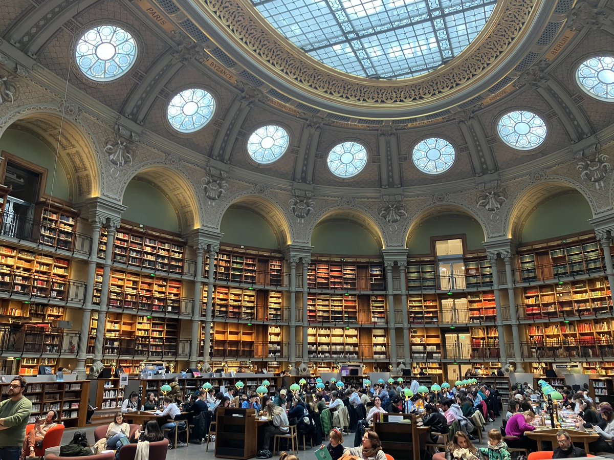 Librimmagine's tweet photo. E infine, il pezzo forte, a cui dedico ben due tweet perché uno solo sarebbe ridicolo: la salle Ovale.
Se venite a Parigi entrate a visitarla! L'accesso è libero, gratuito, potete entrare , sedervi ovunque e approfittare per leggere tutti i libri sugli scaffali. https://t.co/VFw24AdrZR