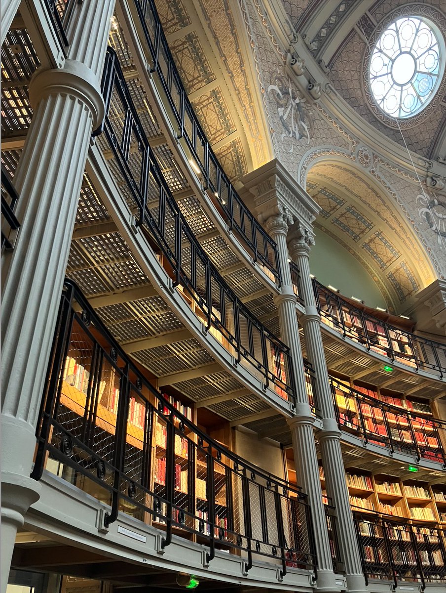 Librimmagine's tweet photo. E infine, il pezzo forte, a cui dedico ben due tweet perché uno solo sarebbe ridicolo: la salle Ovale.
Se venite a Parigi entrate a visitarla! L'accesso è libero, gratuito, potete entrare , sedervi ovunque e approfittare per leggere tutti i libri sugli scaffali. https://t.co/VFw24AdrZR