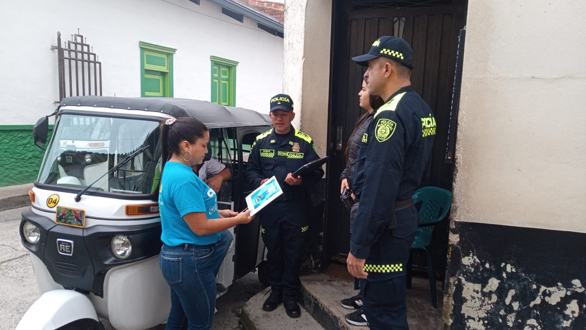 Policiantioquia's tweet photo. #AEstaHora en el suroeste Antioqueño junto a @Corantioquia, realizamos actividades de control y prevención sobre la palma de cera, en vías, terminales, parques, plazas de mercado e iglesias.  #SemanaSantaPorLaVida 

#DiosYPatria #TurismoResponsable https://t.co/M4DMpU4cZr