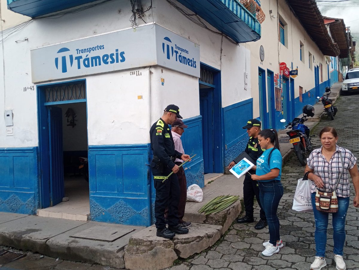Policiantioquia's tweet photo. #AEstaHora en el suroeste Antioqueño junto a @Corantioquia, realizamos actividades de control y prevención sobre la palma de cera, en vías, terminales, parques, plazas de mercado e iglesias.  #SemanaSantaPorLaVida 

#DiosYPatria #TurismoResponsable https://t.co/M4DMpU4cZr
