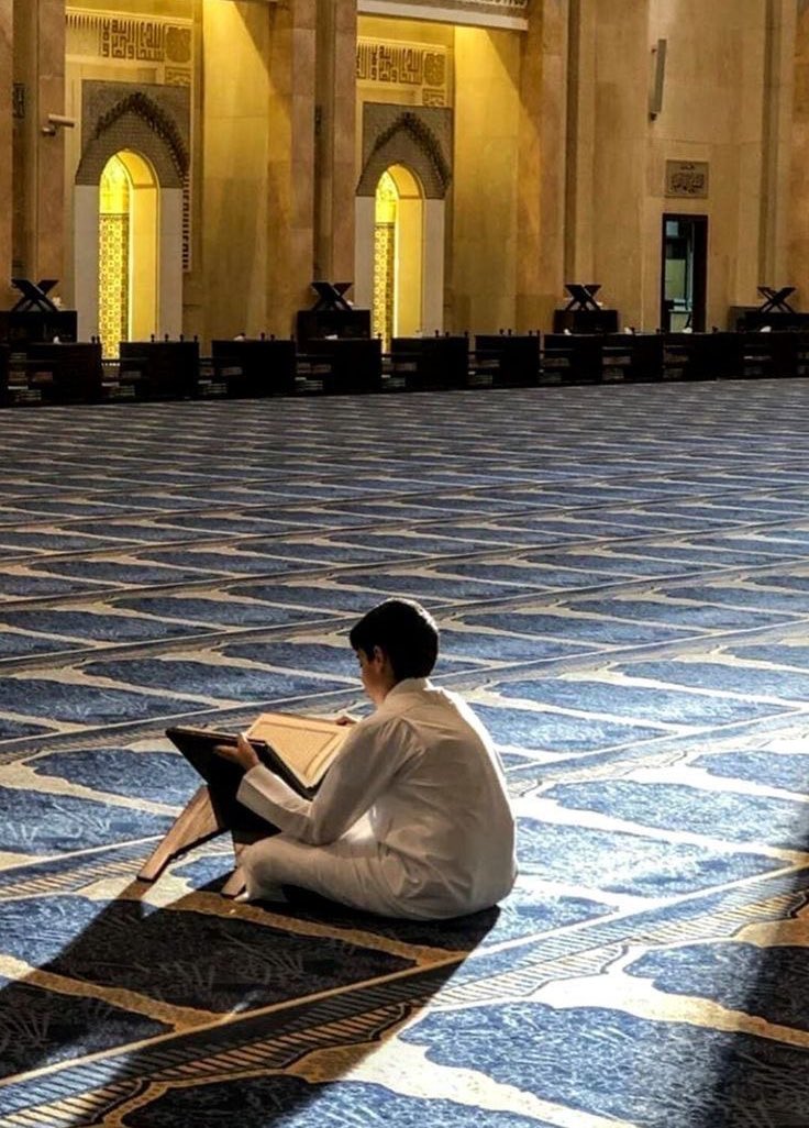 "أغرق فُؤادكَ بالآياتِ إنَّ بِها
طِبُّ لكُلِّ فؤادٍ صَار يحَتضرُ"