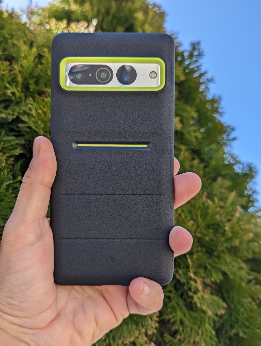 Lenny_Bons's tweet photo. Loving the green accents on the @caseology #athlex case for my #pixel7pro it also adds tons of protection and is very grippy. https://t.co/KHqrggNvf6