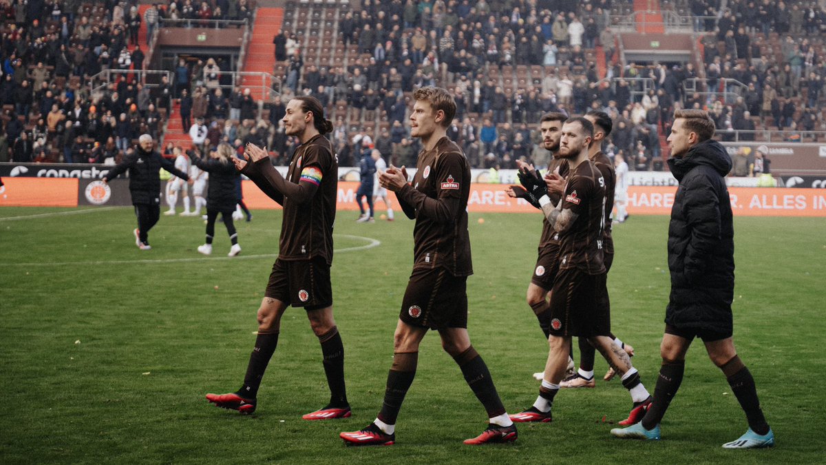 Einfach mal DANKE. 🙏🫶
Diese unfassbare Serie ist auch Eurem unermüdlichen Support zu verdanken und macht mit euch gleich doppelt so viel Spaß!
Wir freuen uns auf Euch in Heidenheim, Leute. 🤎🤍

#fcsp