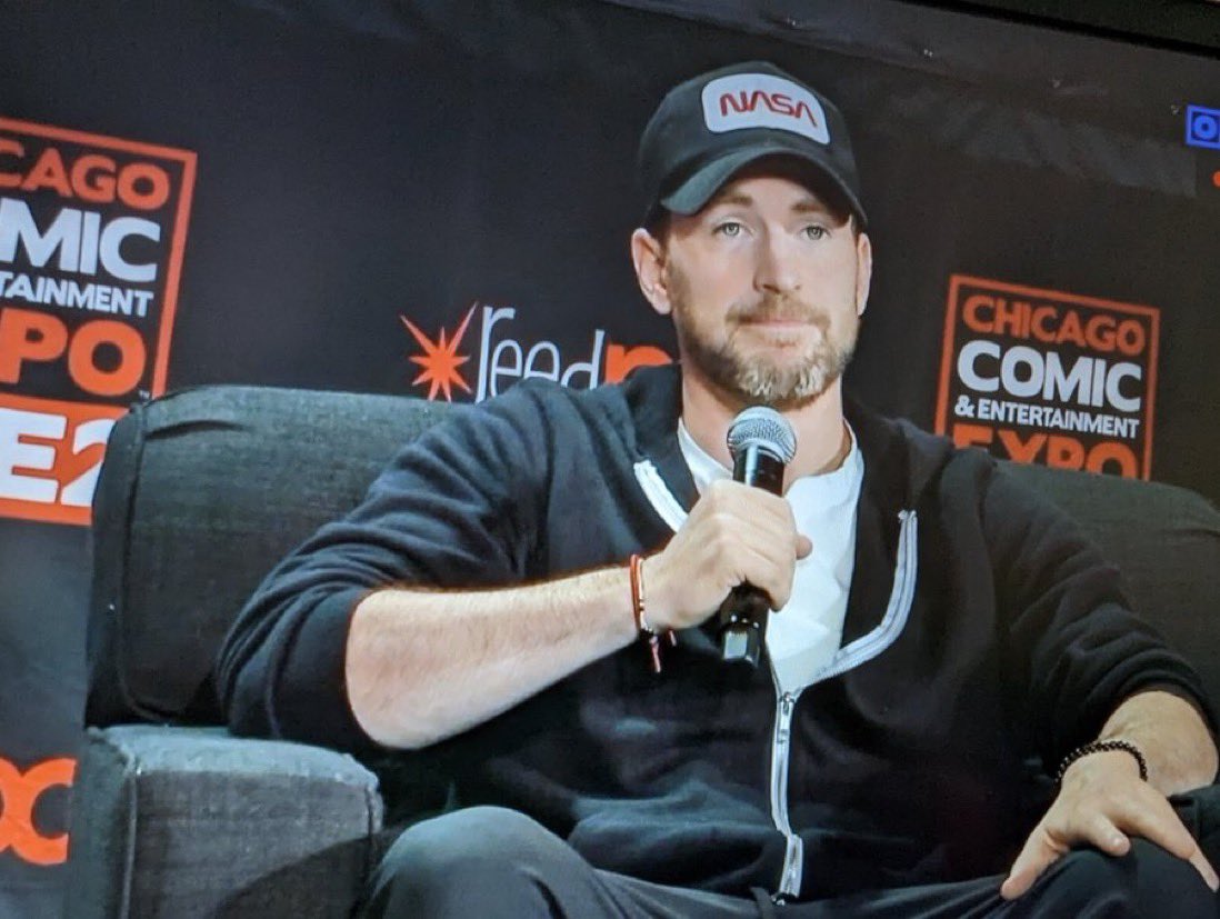 Chris Evans & Ana De Armas Stan on Twitter "📸New Chris Evans during his Panel at"Chicago Comic