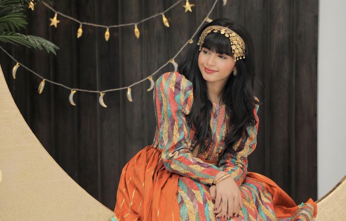 مساء الفرح ..
يقول ..

معاك أنا الراضية ماني معّاك الزعول 
أشوفك الأهل و الأصحاب و الأصدقا

و تشوفني حاجةٍ منها يصيبك ذُهول 
ملكتها لين حبك.. في حشاها رقا

عندي لقيت الهنا و العاطفة و المُيول 
و عندك لقيت الشُعور اللي عليه الثقه..!!

#بس_اقول 

.
.
.