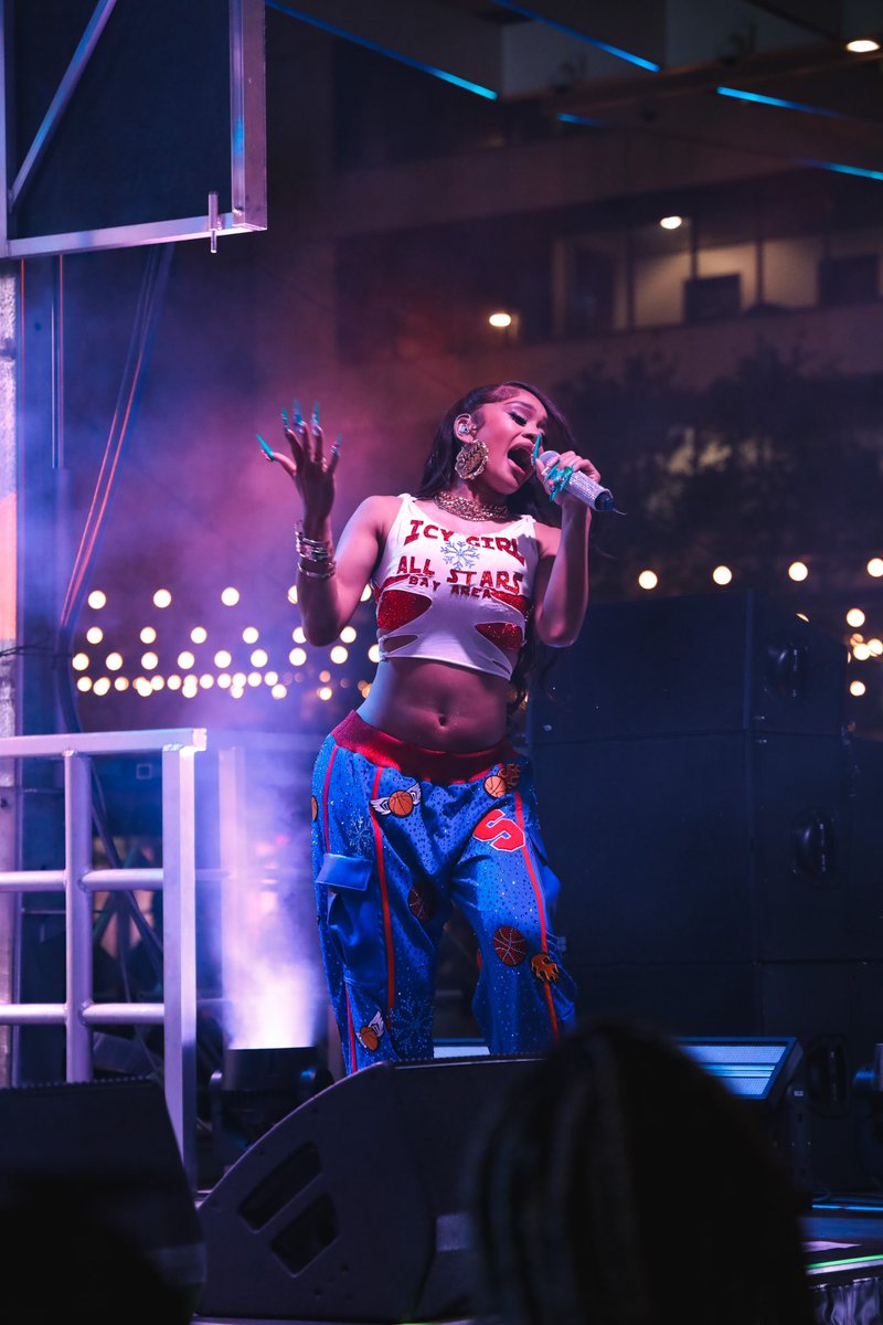 saweetie is becoming a true performer and i LOVE it💗💗💗

credit: <a href="/lattal0ve/">Jalen Latta</a>