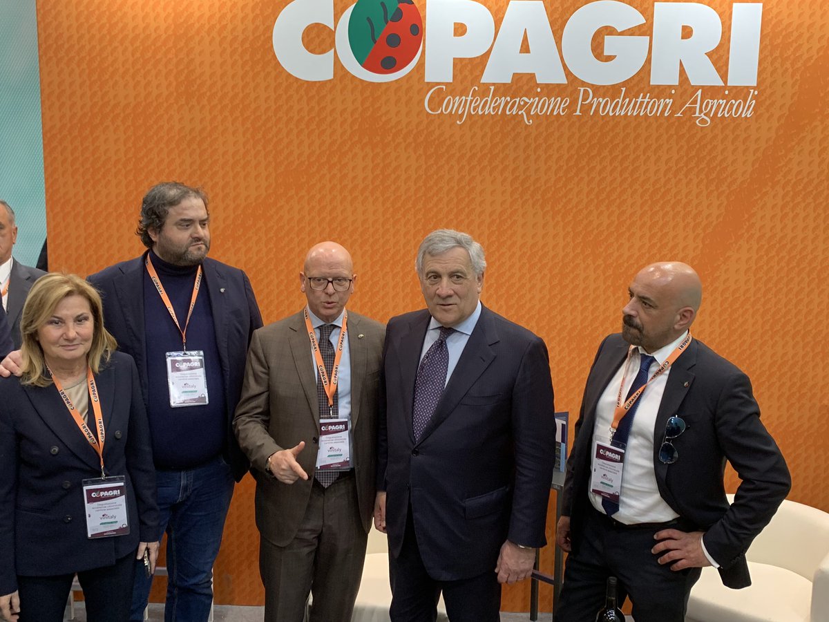 Copagri's tweet photo. #Vinitaly: inaugurato alla presenza dei ministri #Lollobrigida e #Tajani lo spazio espositivo della #Copagri; #Battista, presentata un’ampia selezione dell’eccellenza delle cantine associate e della varietà dei territori italiani del #vino.

https://t.co/nPrFqD7ZIo https://t.co/mIJiXCToeL