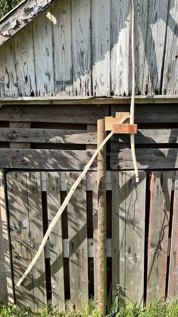 kirisute's tweet image. Broke the greenwood ash self bow I was learning to make! So spent the afternoon making a hazel one Instead and so far it’s 32lb at the tiller!! #bowmaking