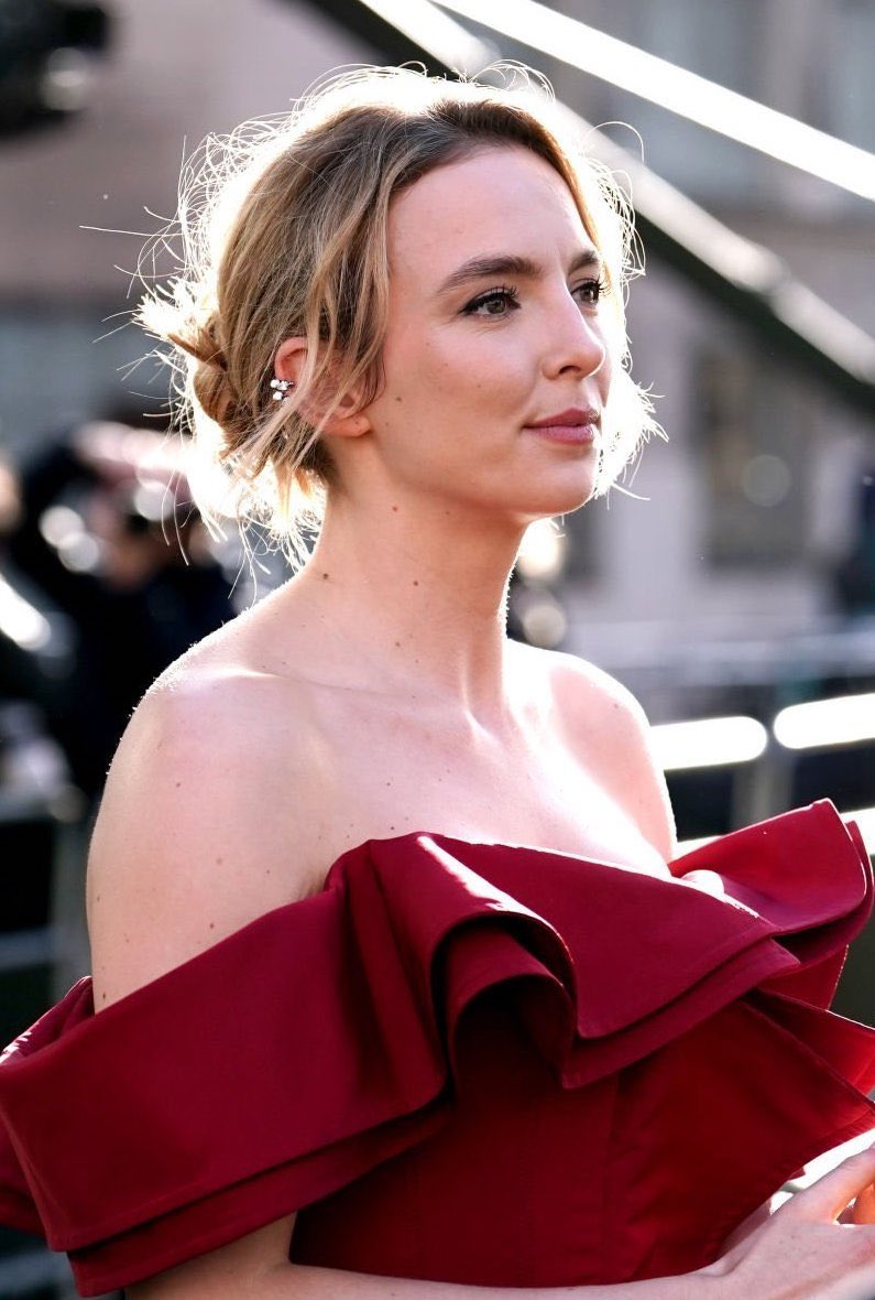 📸 | Mais alguns cliques de Jodie Comer no tapete vermelho do Olivier Awards.