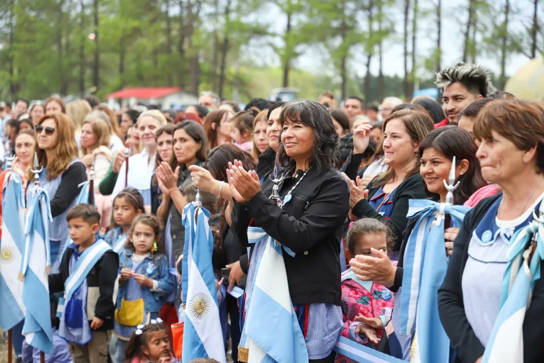 MunicipioPilar's tweet photo. Hoy, en un nueva conmemoración del 2 de abril, Día del Veterano y de los Caídos en la Guerra de Malvinas, acompañamos a los héroes pilarenses que dieron su vida por la Patria. 🇦🇷

Sepan que el pueblo argentino está orgulloso y los va a reconocer por siempre. https://t.co/Q5QTg4I9Tq