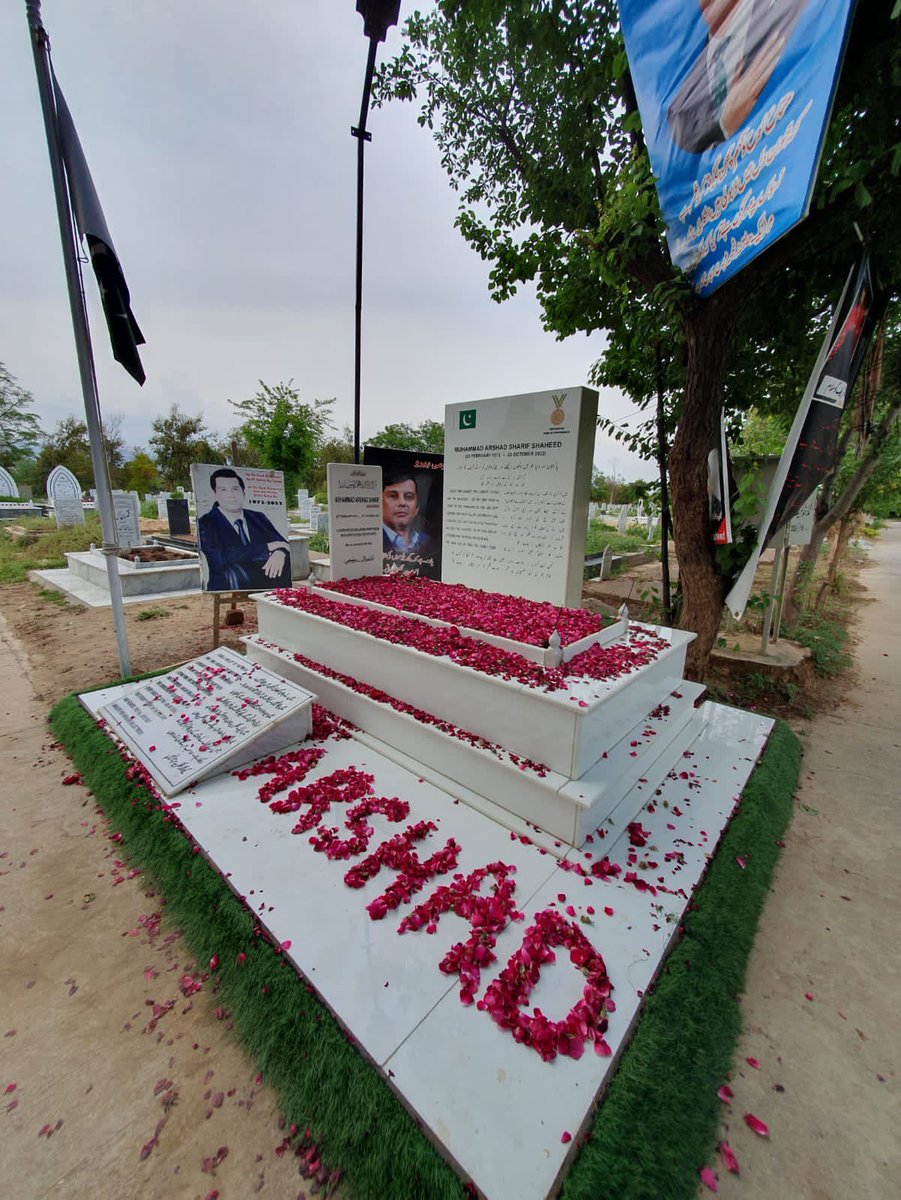 MuradSaeedPTI's tweet image. جب دس سال کی عمر میں آپ کے پاس الفاظ کم ہوں اور احساس زیادہ اور کندھوں پہ چڑھ کر، گردن میں ہاتھ ڈال کر جتانے کا حق ظالموں نے چھین لیا ہو تو “ابا” کو یوں باور کراتے ہیں کہ اشرف آپ کو کتنا پیار کرتا ہے۔۔