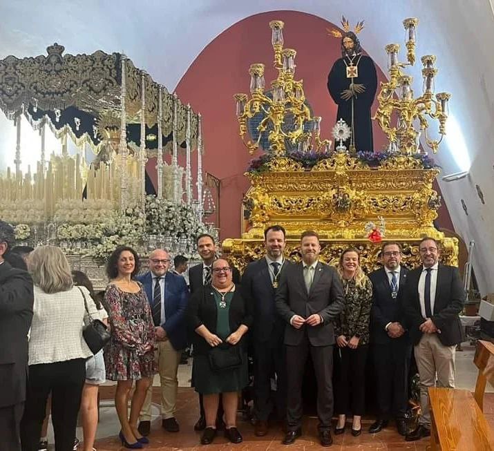 Vox_2Hermanas's tweet photo. Proseguimos con las ofrendas florales a las hermandades nazarenas en estas fechas tan significativas. Hoy Domingo de Ramos, a Nuestro Padre Jesús Cautivo y María Santísima de la Esperanza.

Agradecemos a su Hermano Mayor y Junta de Gobierno su cálido recibimiento.

#CuidaLoTuyo https://t.co/hnZdkCRBFy