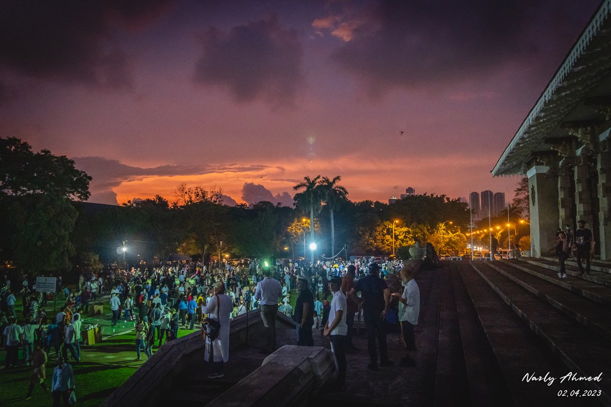 nazly's tweet photo. A heartwarming sight to see people of all faiths come together to break the fast with the Muslim brothers and sisters at Independence Square today! The spirit of togetherness and inclusivity during Ramadan is truly inspiring. #Ramadan #BreakfastAtSunset #lka 🇱🇰 https://t.co/4YfuBuilb4