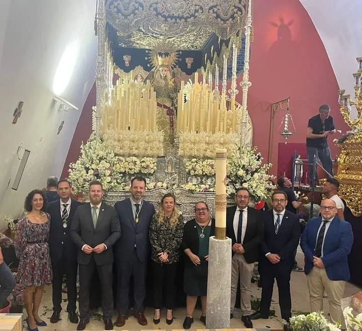Vox_2Hermanas's tweet photo. Proseguimos con las ofrendas florales a las hermandades nazarenas en estas fechas tan significativas. Hoy Domingo de Ramos, a Nuestro Padre Jesús Cautivo y María Santísima de la Esperanza.

Agradecemos a su Hermano Mayor y Junta de Gobierno su cálido recibimiento.

#CuidaLoTuyo https://t.co/hnZdkCRBFy