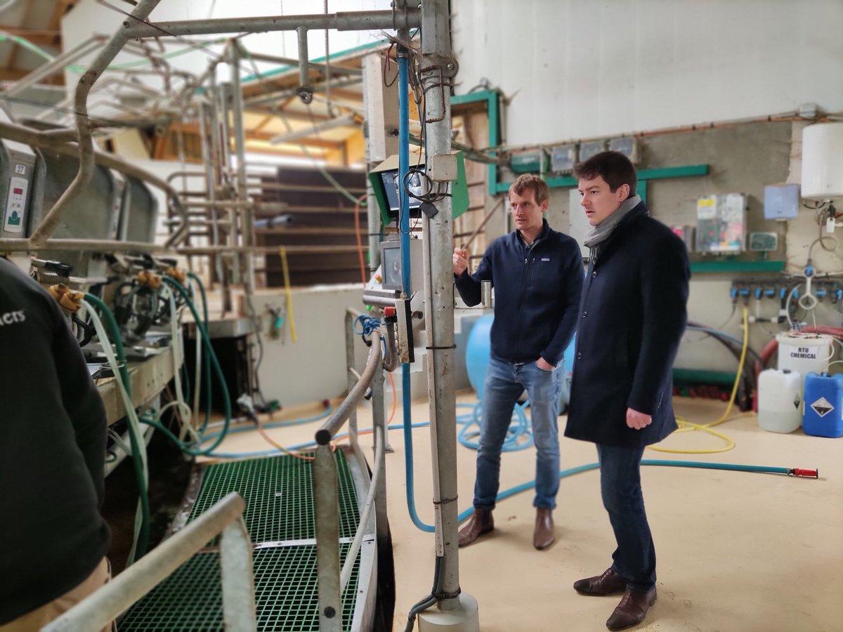 T_Houssin's tweet photo. 🐮🚜 J'ai visité la @Peupliers27 à #Flipou qui produit 16 millions de yaourts par an et envisage une extension. 

Cette entreprise familiale, qui mise sur la qualité, a su se développer pour devenir une institution incontournable sur notre territoire et jusqu'à l'étranger. https://t.co/OdVQxccp4G