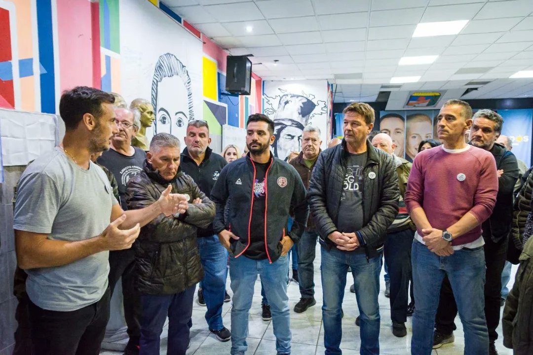 PJLanus_oficial's tweet photo. Con un emotivo acto recordamos y homenajeamos a nuestros Héroes de Malvinas.
Con la presencia de ex combatientes, autoridades y compañerxs colocamos una placa en la sede del partido en reconocimiento a quienes lucharon por defender nuestra soberanía.
#MalvinasArgentinas #PJLanus https://t.co/TrTCqFHQC1