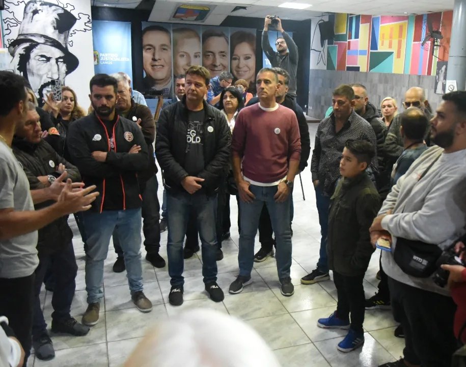 PJLanus_oficial's tweet photo. Con un emotivo acto recordamos y homenajeamos a nuestros Héroes de Malvinas.
Con la presencia de ex combatientes, autoridades y compañerxs colocamos una placa en la sede del partido en reconocimiento a quienes lucharon por defender nuestra soberanía.
#MalvinasArgentinas #PJLanus https://t.co/TrTCqFHQC1